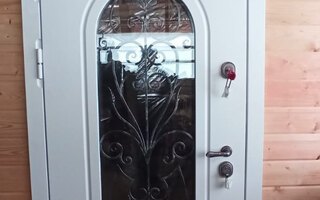 входная дверь для деревянного дома с кованой решеткой и стеклом, отделка белым МДФ