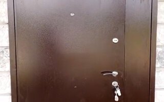 двустворчатая входная дверь в дом