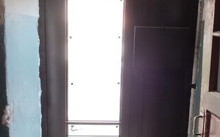 дверь входная полуторная со стеклом с зеркальным эффектом