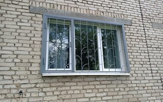 распашная решетка серого цвета на трёхстворчатое окно